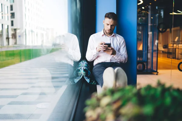 Blogger Masculino Caucásico Sentado Alféizar Ventana Usando Conexión Inalámbrica Tecnología — Foto de Stock