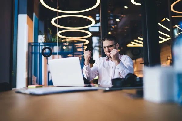 Voltooide Mannelijke Ondernemer Optische Brillen Vieren Triomf Van Web Exchange — Stockfoto