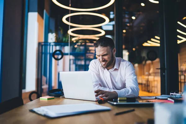 Happy Empregado Aprendendo Criptomoeda Para Fazer Troca Bitcoin Conectando Coworking — Fotografia de Stock