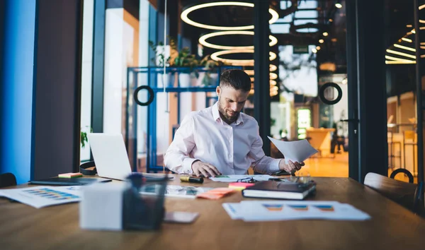 Empresario Masculino Caucásico Ropa Casual Inteligente Sentado Escritorio Oficina Leyendo —  Fotos de Stock