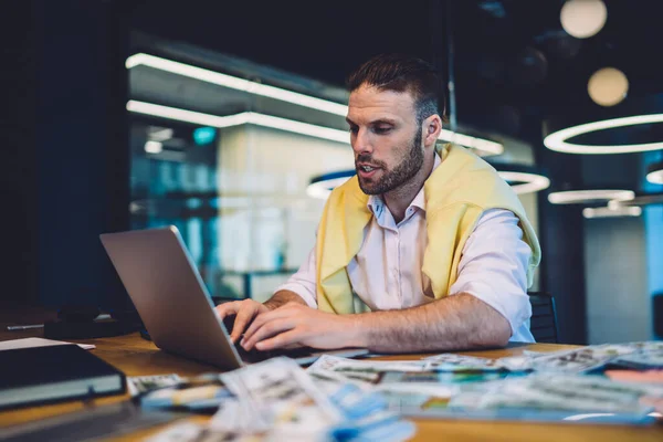 Profesjonell Forhandler Som Bruker Trådløs Internett Tilkopling Moderne Laptop Teknologi – stockfoto