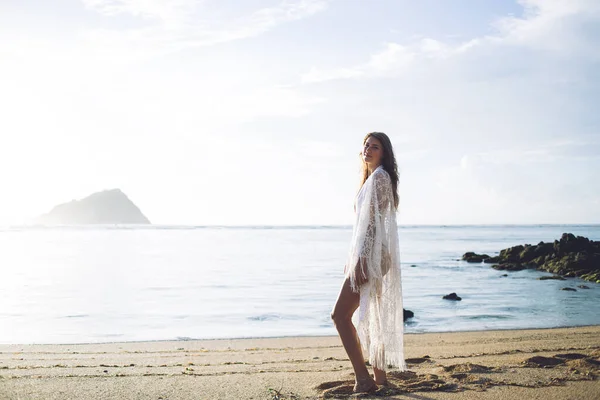 Boční Pohled Smyslnou Štíhlou Ženu Bílém Světle Plážové Oblečení Stojící — Stock fotografie