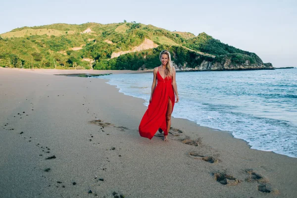 Mulher Conteúdo Sorridente Atraente Brilhante Vestido Vermelho Passeando Longo Pacífica — Fotografia de Stock