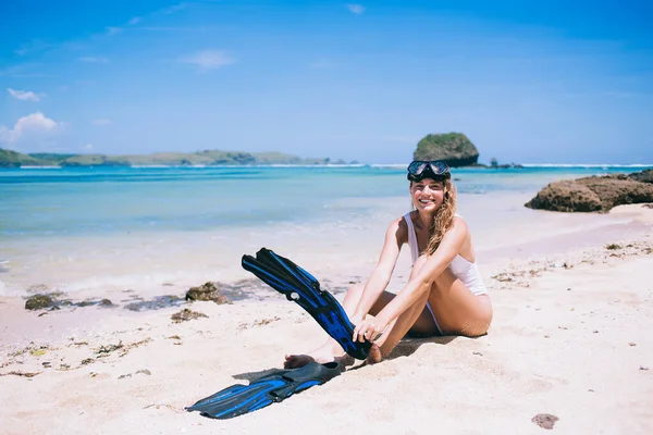 Fröhliche Und Fröhliche Frau Sitzt Auf Dem Sand Der Hellen — Stockfoto