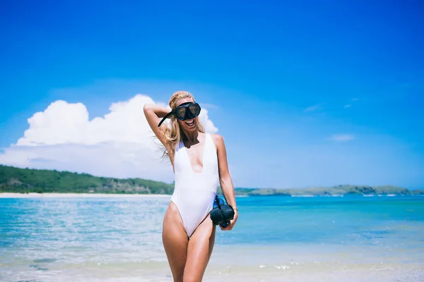 Alegre Hembra Bronceada Con Pelo Largo Rubio Traje Baño Gafas — Foto de Stock