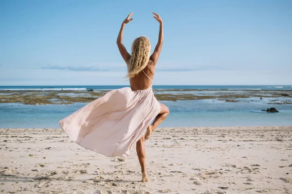 Zadní Pohled Opálené Blondýny Tekoucích Bílých Šatech Otevřenými Zády Stojící — Stock fotografie