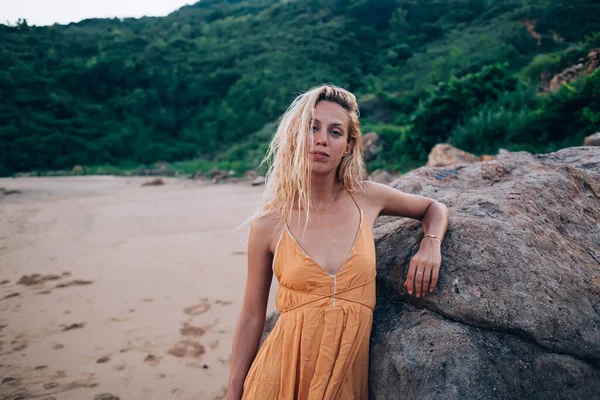 Neutro Relaxado Bela Mulher Vestido Colorido Apoiando Rocha Beira Mar — Fotografia de Stock