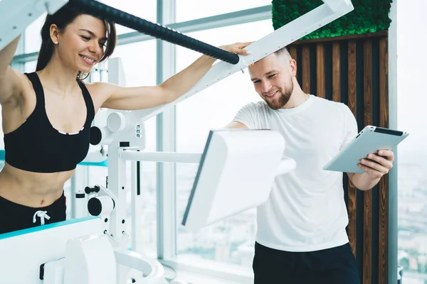 Mujer Deportiva Delgada Alegre Entrenamiento Ropa Deportiva Máquina Deportes Sonriendo — Foto de Stock