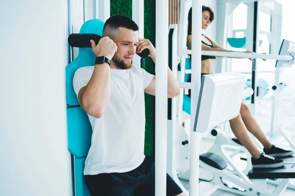 Deportistas Potentes Enfocados Entrenamiento Ropa Deportiva Equipos Deportivos Mientras Hacen — Foto de Stock