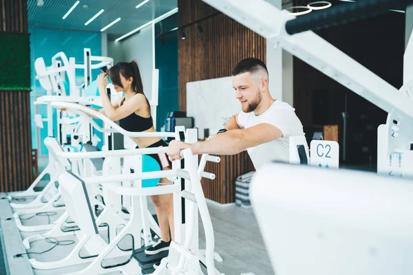 Joven Dama Barbudo Entrenamiento Ropa Deportiva Juntos Modernos Simuladores Deporte — Foto de Stock