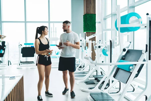 Mujer Atlética Joven Con Cabello Oscuro Ropa Deportiva Hablando Con — Foto de Stock