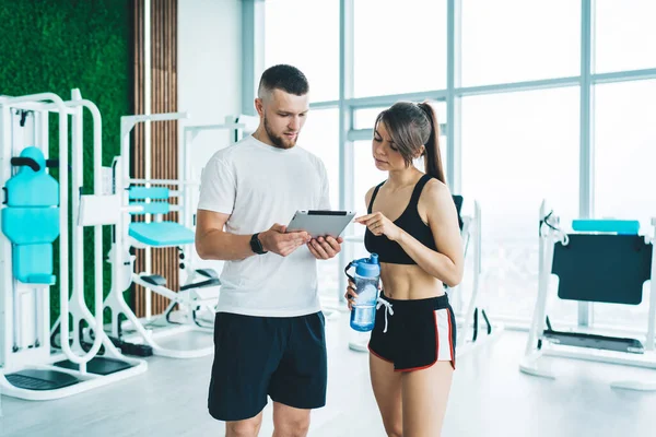 Deportiva Enfocada Instructora Barbuda Ropa Deportiva Pie Moderno Gimnasio Ligero — Foto de Stock