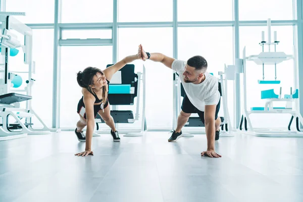 Cuerpo Completo Deportista Delgada Feliz Ropa Deportiva Pie Posición Tablón — Foto de Stock