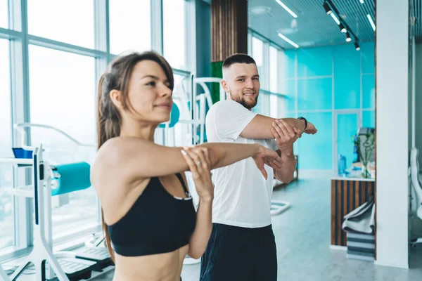 Deportiva Delgada Positiva Ropa Deportiva Sonriendo Mirando Hacia Otro Lado — Foto de Stock