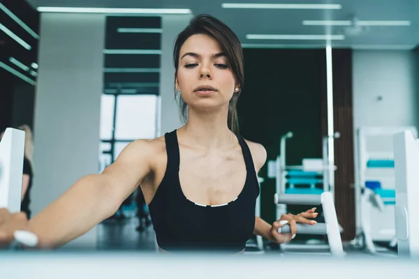 Hermosa Morena Ropa Activa Usando Equipo Para Entrenar Gimnasio Disfrutando —  Fotos de Stock