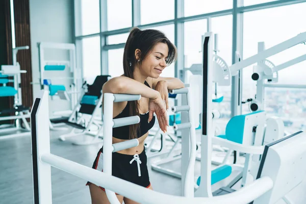 Mujer Morena Sonriente Ropa Activa Satisfecha Con Entrenamiento Resultante Gimnasio —  Fotos de Stock