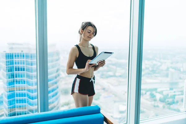 Joven Mujer Delgada Ropa Deportiva Con Estilo Utilizando Tableta Digital —  Fotos de Stock