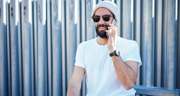 Cheerful Bearded Hipster Male White Shirt Sunglasses Smiling Making Call — Stock Photo, Image