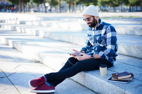 Corpo Inteiro Barbudo Hipster Macho Boné Óculos Sol Com Café — Fotografia de Stock