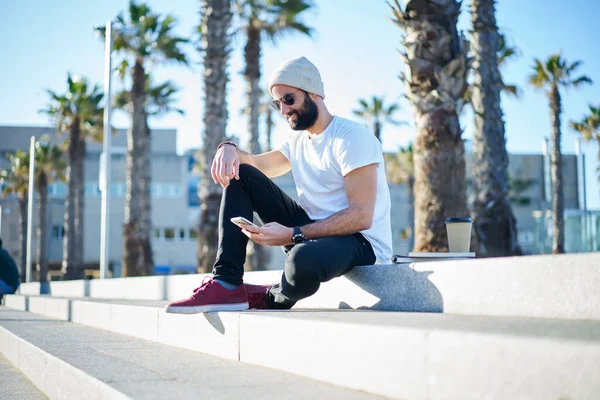 Vue Latérale Joyeux Jeune Homme Élégant Tenue Décontractée Chapeau Lunettes — Photo