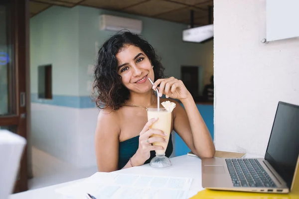 Vrolijke Jonge Spaanse Dame Strapless Top Genieten Van Een Verfrissend — Stockfoto