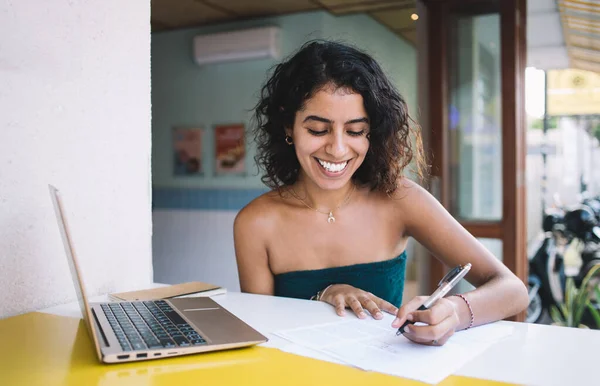 Usmívající Hispánská Studentka Bezramenném Top Sedí Stolu Notebookem Připravuje Lekci — Stock fotografie