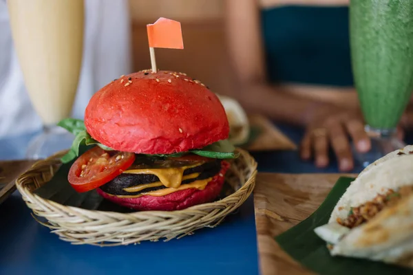 Apetyczny Czerwony Burger Składający Się Sałatki Pomidorowej Wołowiny Sera Nasionami — Zdjęcie stockowe
