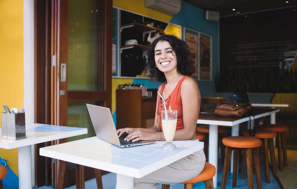 Молодая Женщина Повседневной Одежде Используя Ноутбук Работы Дистанционно Сидя Столом — стоковое фото