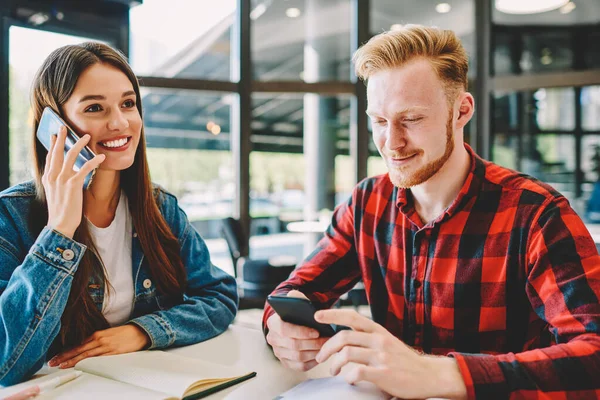 Estudante Alegre Hipster Feminino Usando Dispositivo Celular Para Fazer Uma — Fotografia de Stock