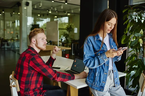 Colegas Masculinos Femeninos Que Utilizan Tecnología Moderna Para Bloguear Web —  Fotos de Stock