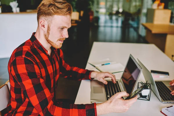 Blanke Mannelijke Programmeur Zit Aan Tafel Bureau Controleren Ontvangen Mailbericht — Stockfoto