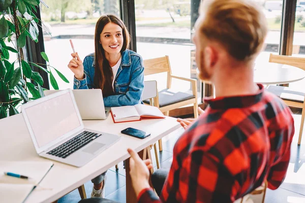 Gelukkige Mannelijke Vrouwelijke Freelancers Zitten Aan Tafel Bureau Met Mockup — Stockfoto