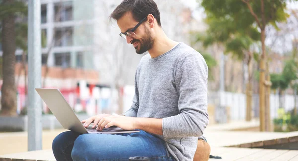 Sidovy Glad Manlig Student Casual Kläder Och Glasögon Bläddra Bärbar — Stockfoto