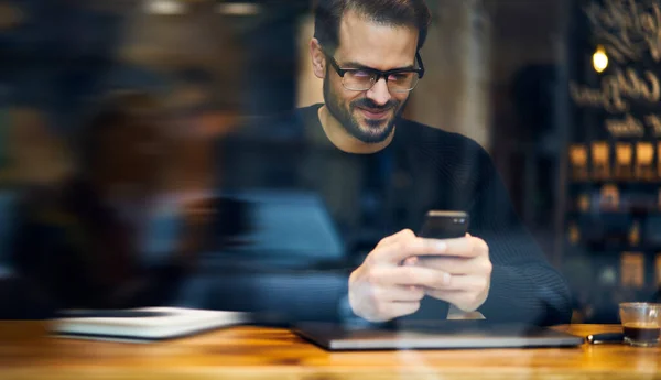 Door Venster Van Gewas Etnische Positieve Bebaarde Man Casual Slijtage — Stockfoto