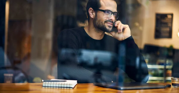 Durch Das Fenster Der Ernte Ethnisch Bärtiger Positiver Mann Freizeitkleidung — Stockfoto