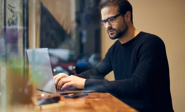 Genom Fönstret Gröda Etniskt Skägg Fokuserad Manlig Frilansare Casual Wear — Stockfoto