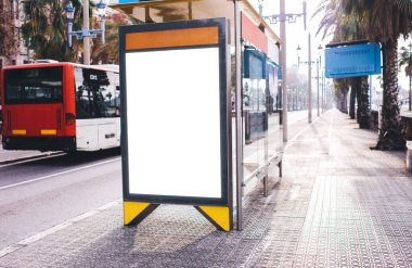 Şehir merkezinde otoyolun kenarında duran reklam için boş ekranı olan modern dikey reklam panosu ürün ve hizmet satarak dikkat çekiyor.