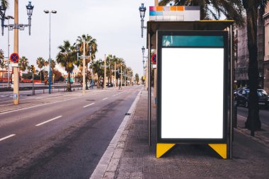 Mesaj veya otobüs durağındaki kentsel ortama yerleştirilmiş tanıtım içeriği için boş alan ekranı olan modern elektronik reklam afişi