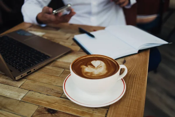 Ceașcă Cafea Caldă Plasată Masă Din Lemn Lângă Laptop Notebook — Fotografie, imagine de stoc