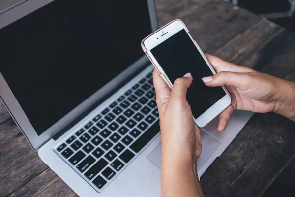 Desde Arriba Mujer Freelancer Irreconocible Usando Teléfono Móvil Mientras Está —  Fotos de Stock