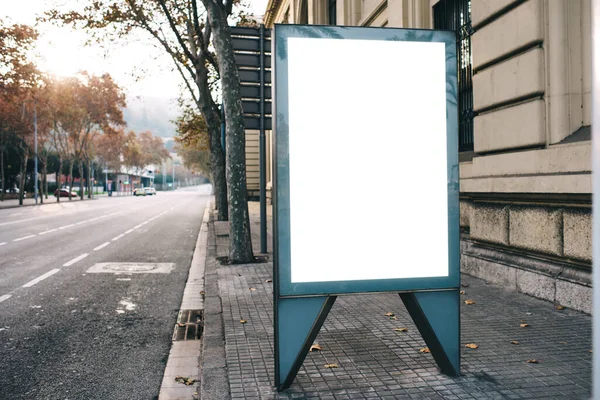 Verticale Cartellone Bianco Incandescente Contenuti Promozionali Sulla Strada Cittadina Situata — Foto Stock