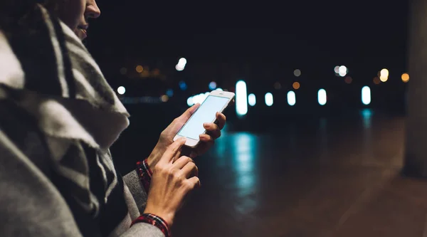 Mulher Irreconhecível Celular Navegação Casaco Quente Enquanto Estava Rua Iluminada — Fotografia de Stock