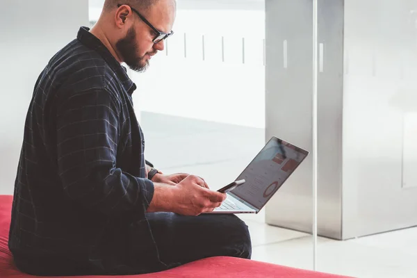 Homem Negócios Adulto Roupa Casual Usando Computador Enquanto Mensagens Texto — Fotografia de Stock