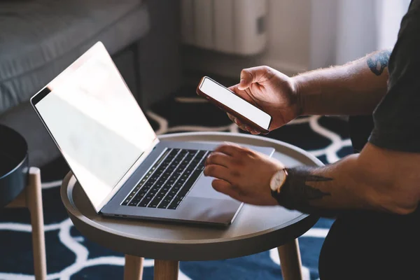 Onherkenbare Mannelijke Zakenman Met Tatoeages Bladeren Mobiele Telefoon Tijdens Het — Stockfoto