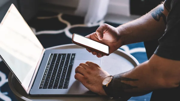 Ugjenkjennelig Mann Svart Skjorte Med Armbåndsur Tatoveringer Som Arbeider Datamaskin – stockfoto