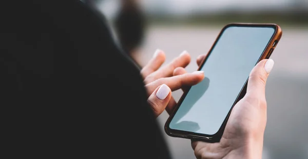 Cortar Fêmea Irreconhecível Casaco Preto Segurando Smartphone Moderno Tela Tocante — Fotografia de Stock