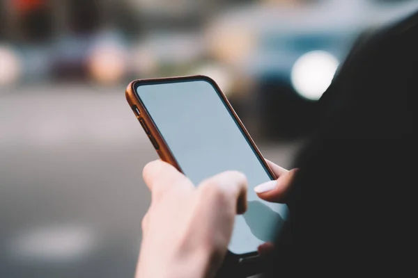 Beskär Ansiktslös Kvinna Bär Svart Formell Rock Hålla Mobiltelefon Och — Stockfoto