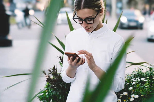 Zaostřená Mladá Žena Nosí Formální Oblečení Brýle Drží Mobilní Telefon — Stock fotografie