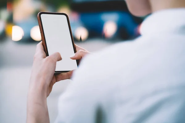 Visão Traseira Colheita Fêmea Irreconhecível Vestindo Camisa Branca Segurando Smartphone — Fotografia de Stock