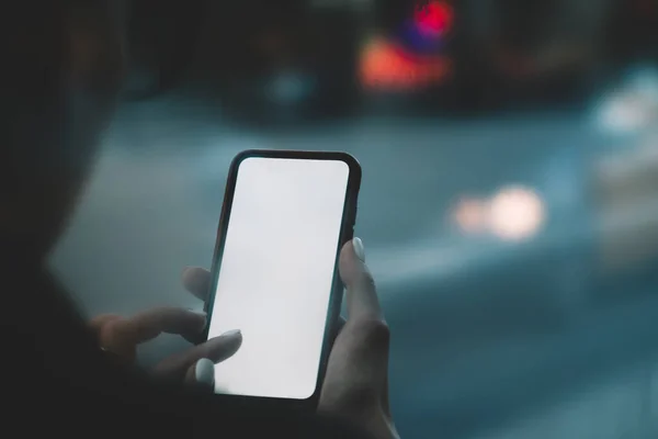 站在街上看空白的屏幕时 一个拿着白指甲的难以辨认的女人正在阅读有关手机工作的信息 — 图库照片